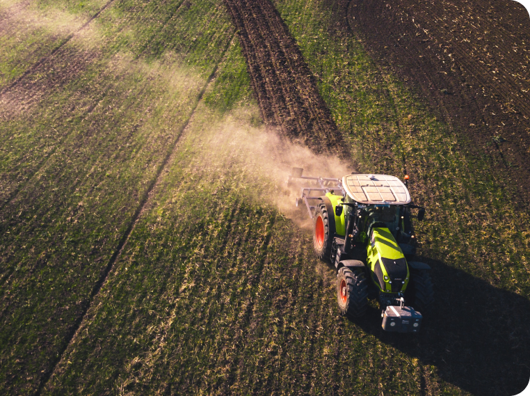 Трактор, подходящий для страхования спецтехники, выполняет сельскохозяйственные работы