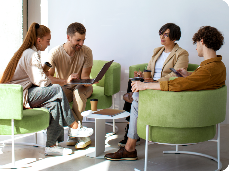 Коллеги в офисе обсуждают страхование сотрудников от несчастных случаев, работая за ноутбуками