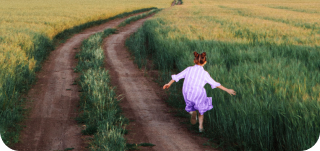 Девочка в сарафане бежит по полю с защитой «Антиклещ» от 350 ₽ в год 