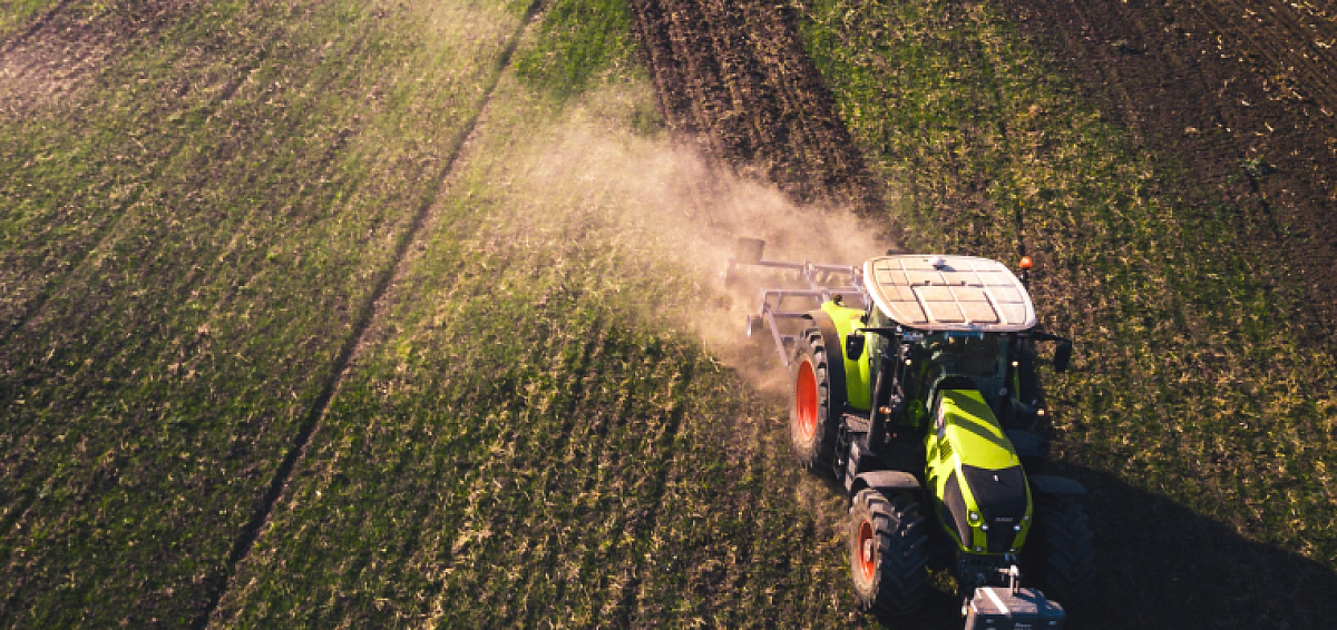 Трактор, подходящий для страхования спецтехники, выполняет сельскохозяйственные работы
