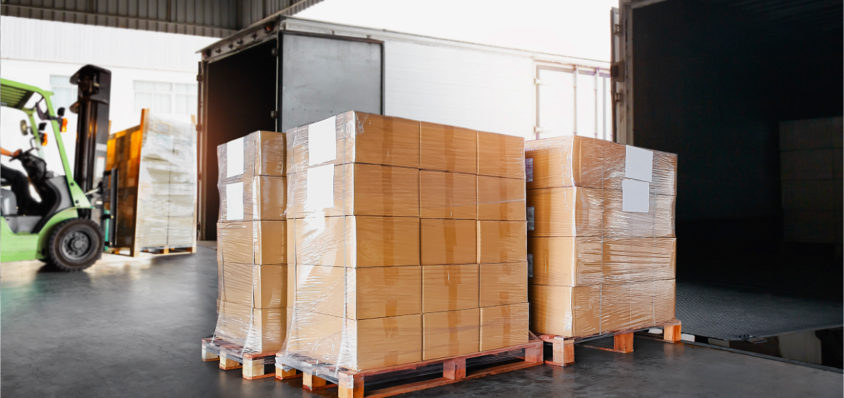 Запакованные коробки на паллете, застрахованные от повреждения груза