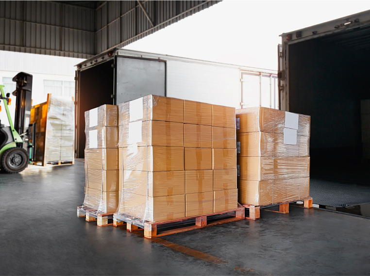 Запакованные коробки на паллете, застрахованные от повреждения груза