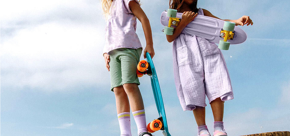 Две девочки со скейтбордами — при травмах получат лечение по полису ДМС Две девочки со скейтбордами — при травмах получат лечение по полису ДМС
