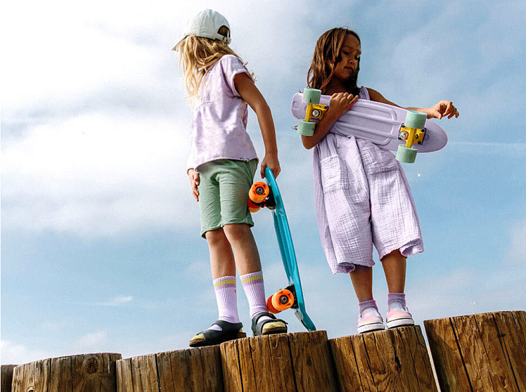 Две девочки со скейтбордами — при травмах получат лечение по полису ДМС Две девочки со скейтбордами — при травмах получат лечение по полису ДМС